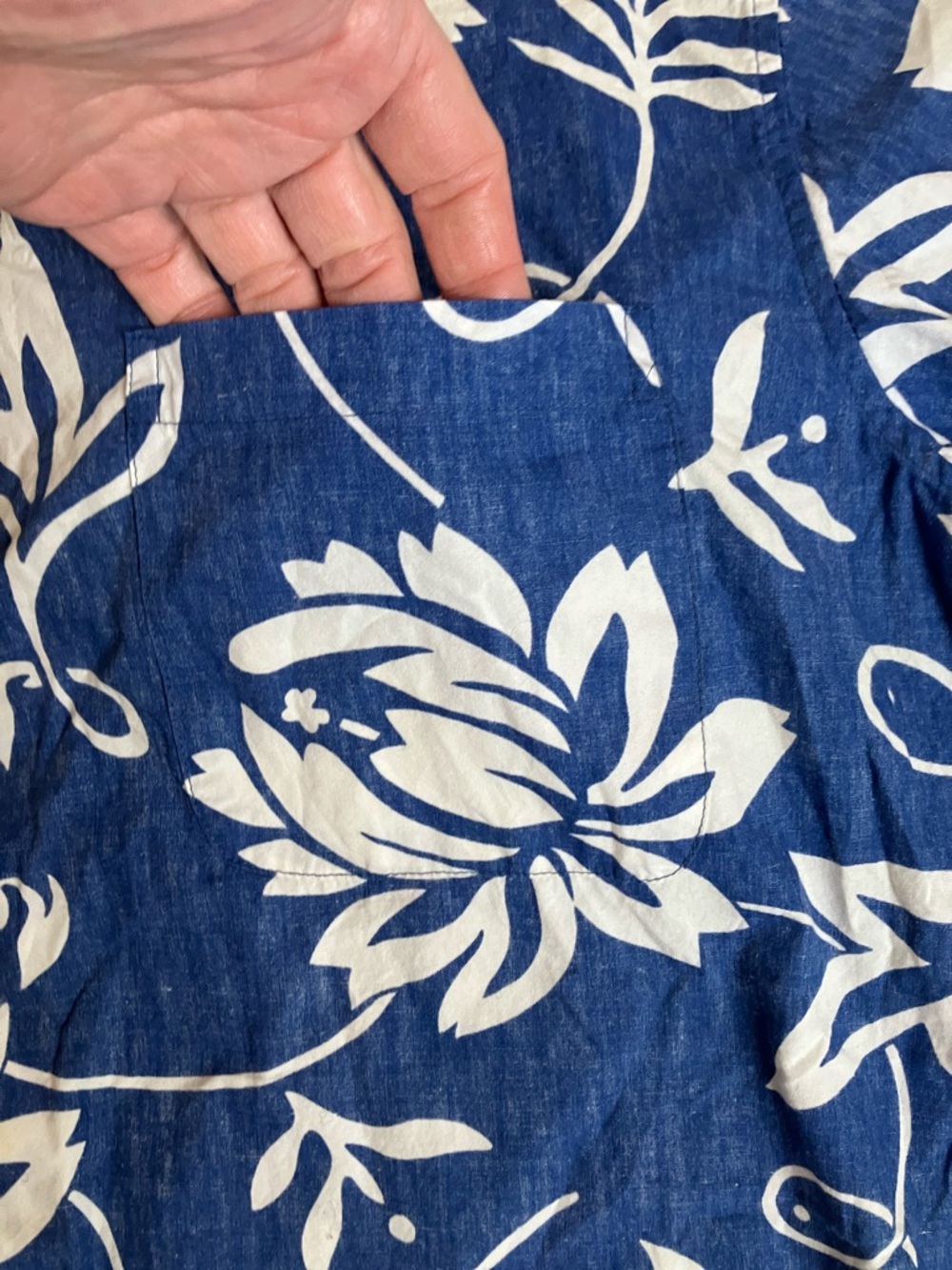 Alfred Shaheen and Reyn Spooner Blue and White Floral Camp Shirt - Picture 9 of 11